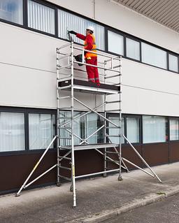 Rusztowanie aluminiowe wąskie wysokość robocza 4m na wynajem