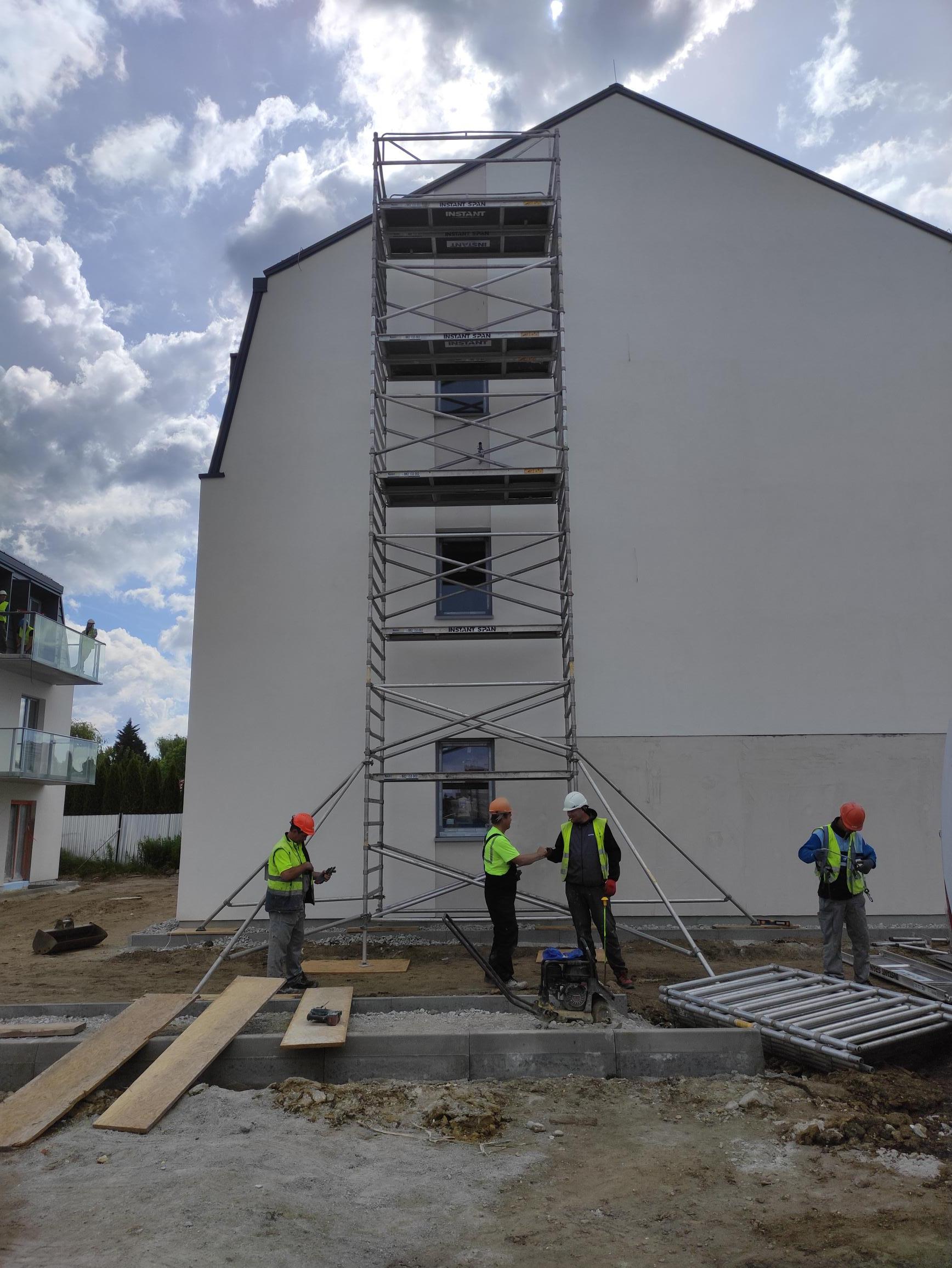 Rusztowanie aluminiowe szerokie wysokość robocza 10m na wynajem