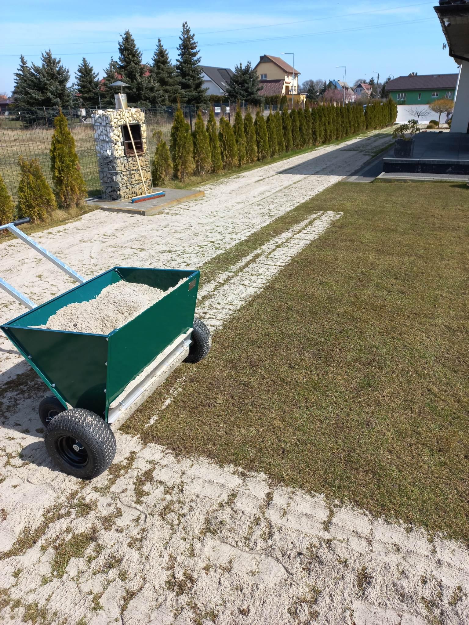 Posypywarka, piaskarka do trawnika Zielony Spaw na wynajem